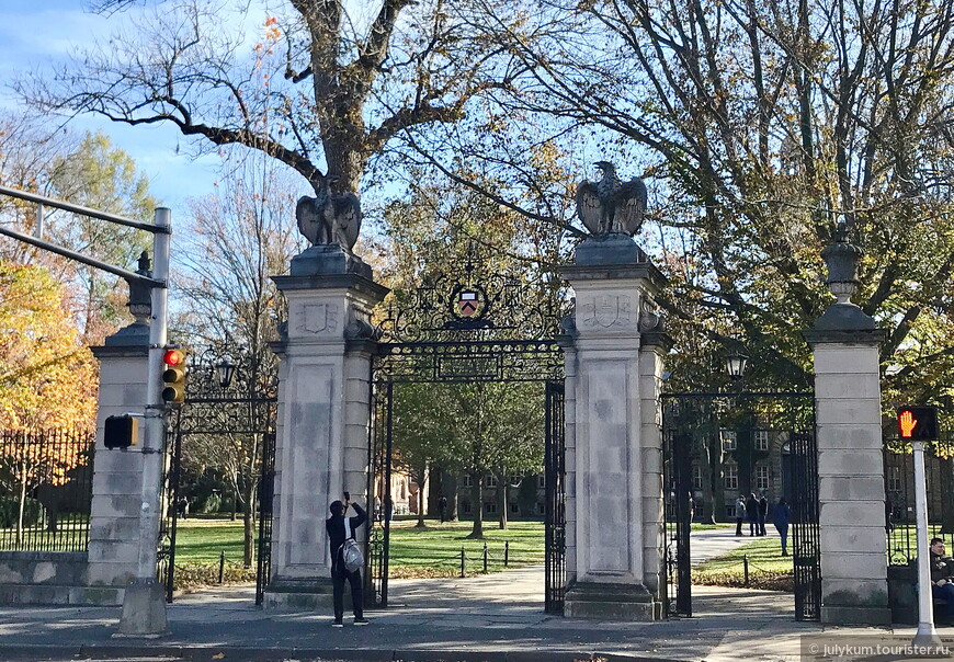 Главный вход в Принстонский университет