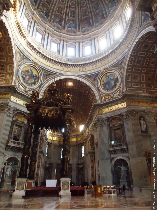 Бронзовый Балдахин Бернини в соборе Святого Петра — самый высокий и шикарный в мире