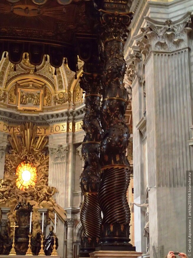 Бронзовый Балдахин Бернини в соборе Святого Петра — самый высокий и шикарный в мире