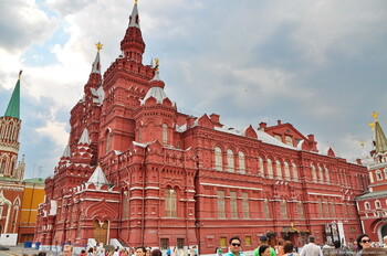 Музеи Москвы приостанавливают проведение групповых экскурсий и выставок