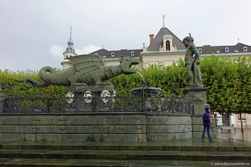 Фонтан - дракон Линдвурм (Lindwurmbrunnen) высечен из цельного куска хлорита и установлен в конце XVI века в центре Новой площади, статую воина  добавили 50 лет спустя.
