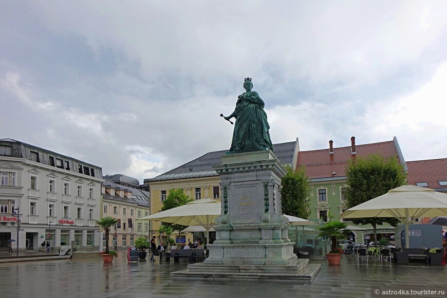 Бронзовая статуя австрийской императрицы Марии Терезии, правившей в 18 веке, единственный памятник, где она изображена стоя.
