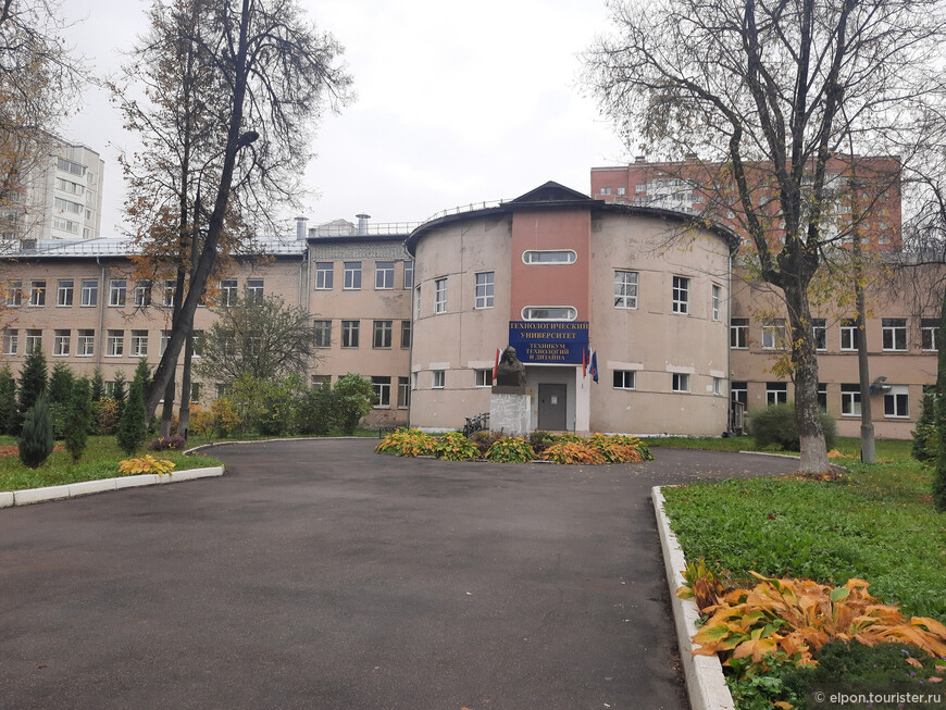 Здание учебного комбината Болшевской трудовой коммуны,1933 год. Теперь здесь размещается Техникум технологии и дизайна.