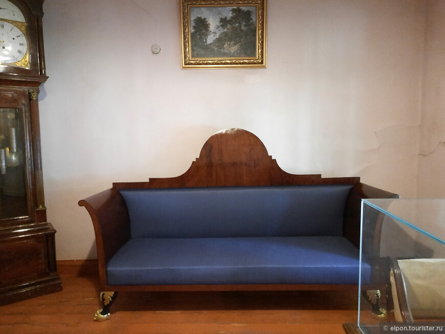 Этот диван мог бы быть утерян навсегда, если бы не необычные ножки — в виде львиных лап. Вспомнили, что именно такой диван стоял в кабине Ленина. После реставрации диван занял свое законное место.