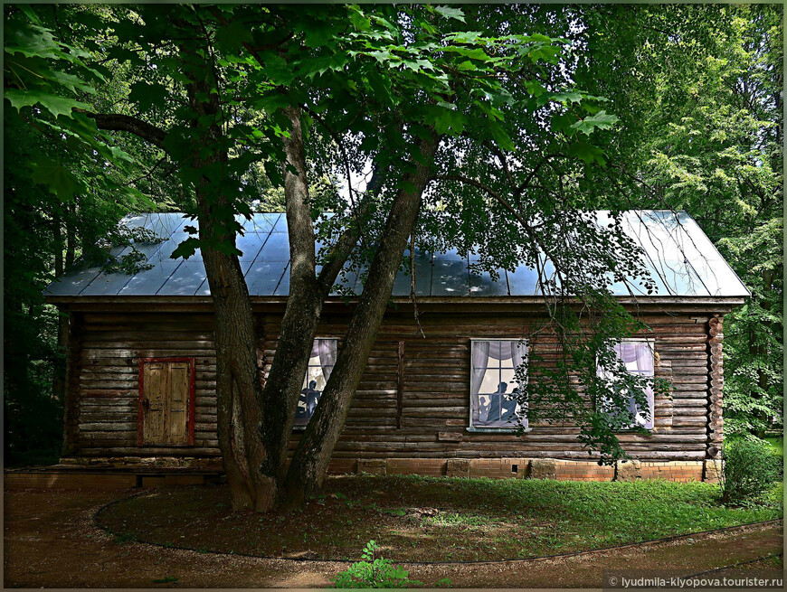 Дом деда Лики Мизиновой, перевезённый на территорию усадьбы Берново