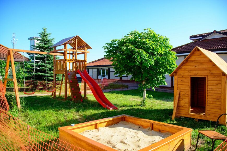 Детская площадка на территории базы отдыха «Хабарское»