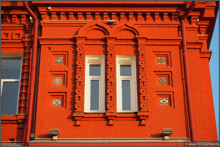 Внешние стены здания покрыты облицовочным кирпичом, в отделку фасада включены каменная резьба и глазурованная плитка
