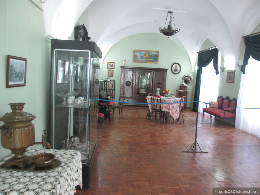 Оригинальный музей, где один Ильич внутри, а другой снаружи