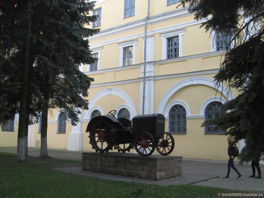 Оригинальный музей, где один Ильич внутри, а другой снаружи