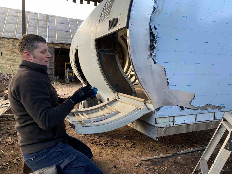 Мужчина выкупил турбину списанного авиалайнера и превратил ее в дом на колесах (фото странного и крутого кемпера снаружи и внутри)