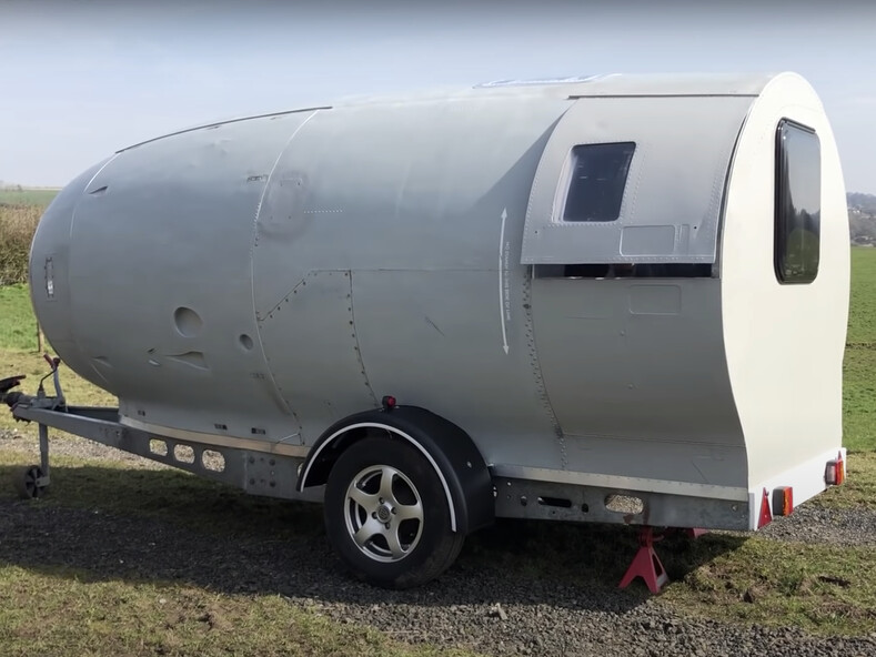Мужчина выкупил турбину списанного авиалайнера и превратил ее в дом на колесах (фото странного и крутого кемпера снаружи и внутри)