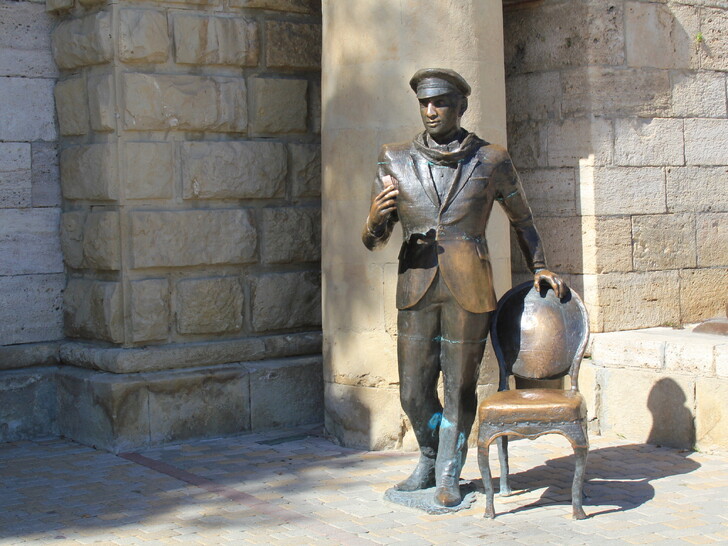 Скульптура Остапа Бендера у входа в Провал