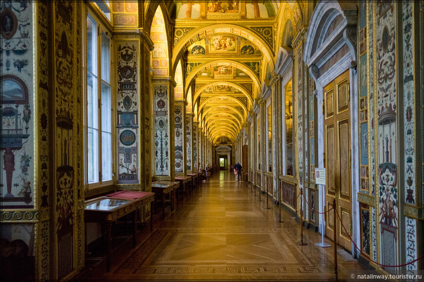Лоджии Рафаэля, созданные по заказу императрицы Екатерины II в конце в 1780-х гг., воспроизводят галерею дворца Папы в Ватикане