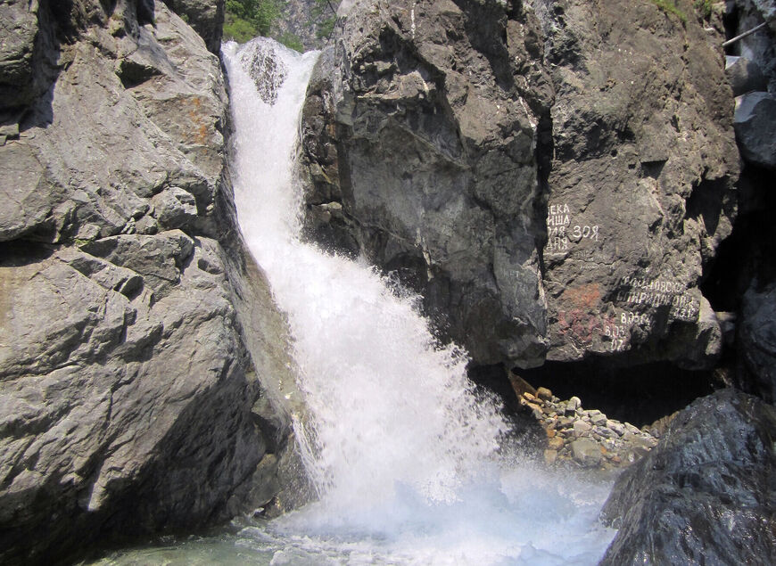 Первый водопад реки Кынгарга