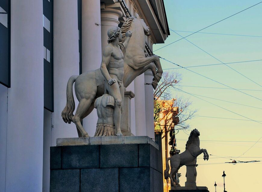 Статуи Диоскуров перед центральным фасадом