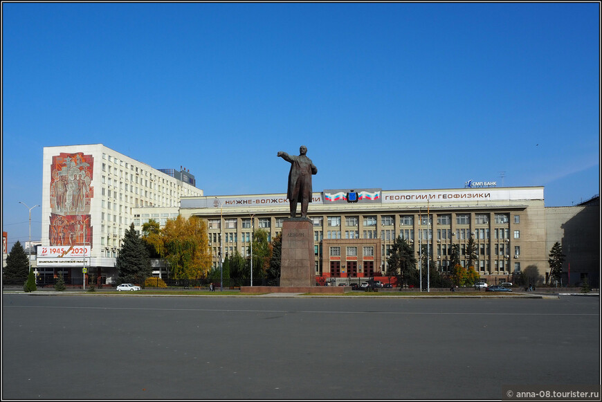 За спиной у Ильича - комплекс зданий Правительства Саратовской области