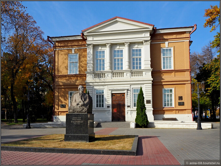 Перед зданием музея установлен памятник А.Н. Радищеву работы скульптора А.П. Кибальникова.