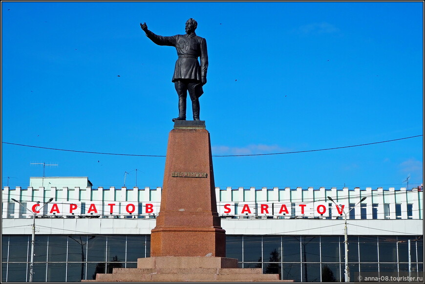На площади перед вокзалом с1939 года стоит памятник Ф.Э Дзержинскому. Интересно, что стоит он на постаменте от памятника царю-освободителю Александру II. Памятник снесли в 1918 году, а постамент сохранился.