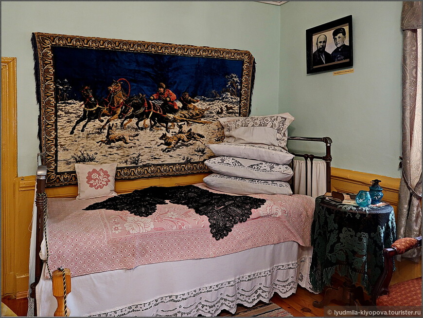 На кровати лежит чёрный кружевной палантин, принадлежавший Серафиме Ивановне