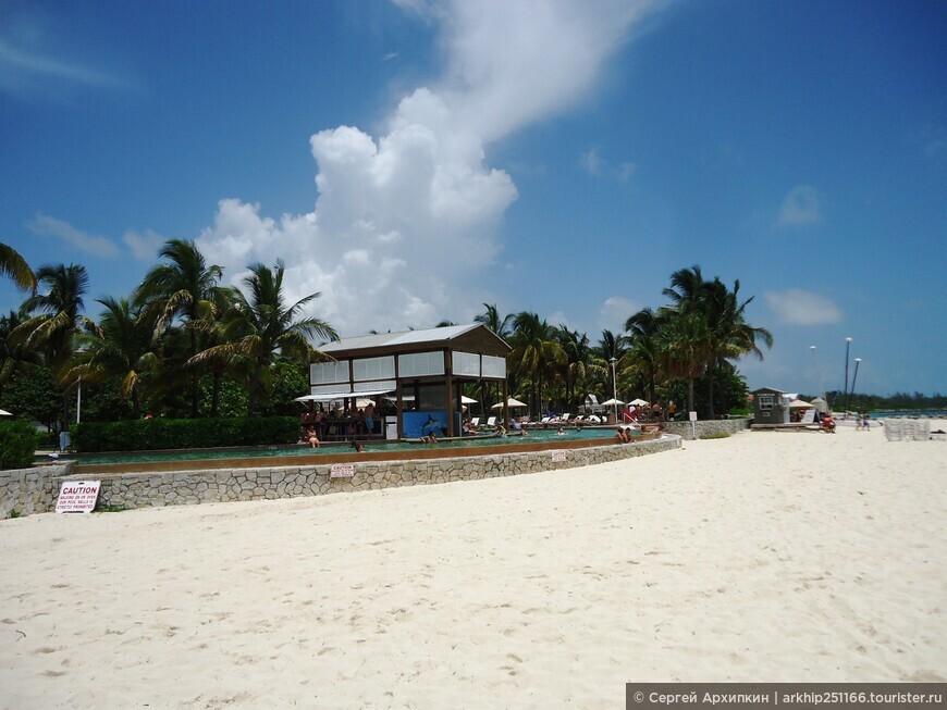 Белоснежный пляж Лукайя Бич на Багамских островах