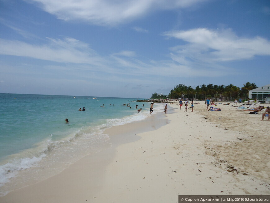 Белоснежный пляж Лукайя Бич на Багамских островах
