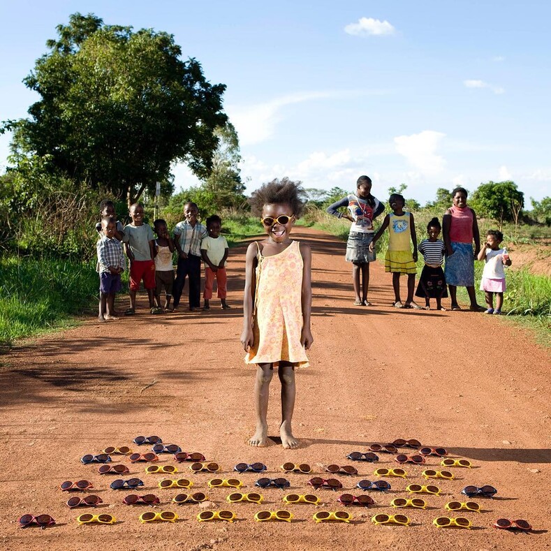 25 фото, на которых дети из разных стран показывают свои любимые игрушки