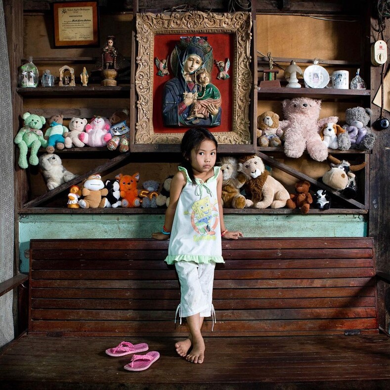 25 фото, на которых дети из разных стран показывают свои любимые игрушки