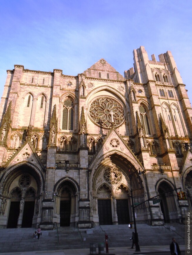 И для сравнения - тот же Cathedral Church of Saint John the Divine уже днем