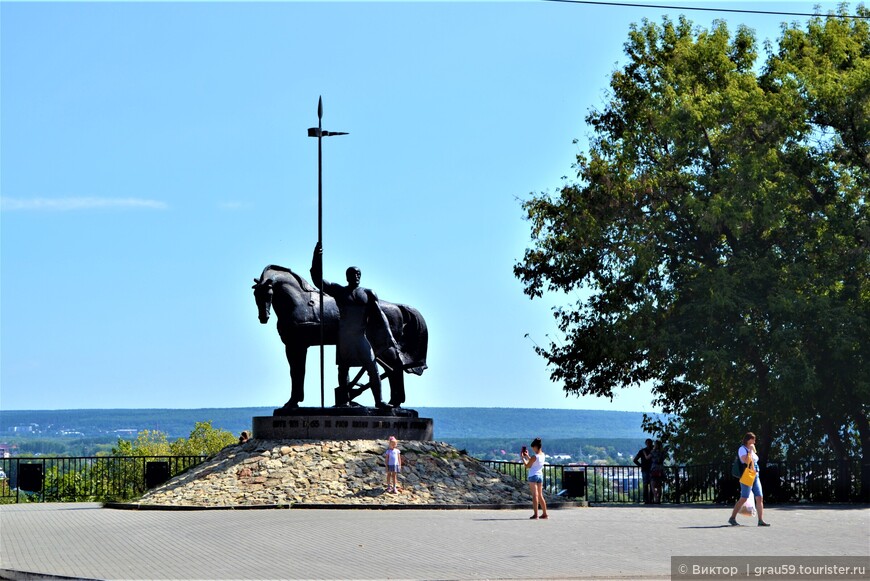 Памятник первопоселенцу