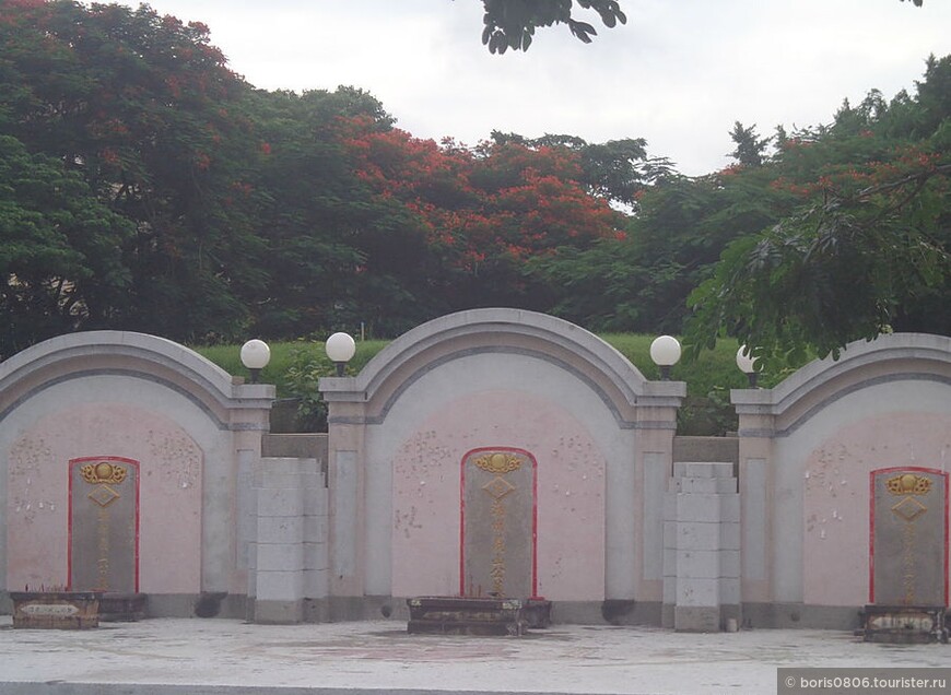 Занятное кладбище с храмом в центре города