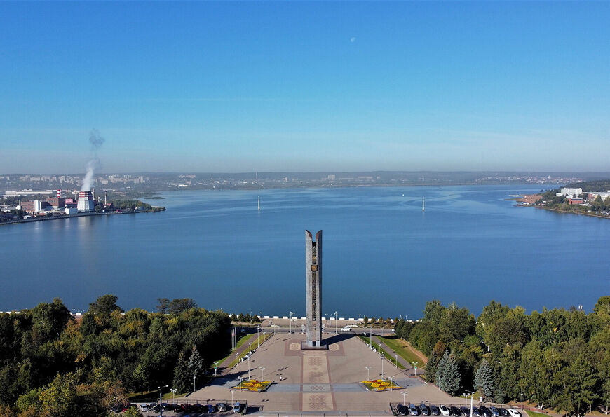 Вид на монумент «Дружба народов» и Ижевский пруд
