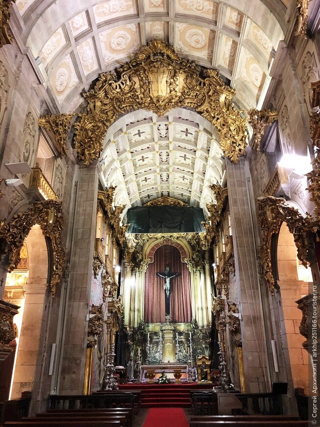 Красивая барочная церковь Санта-Круш в Браге