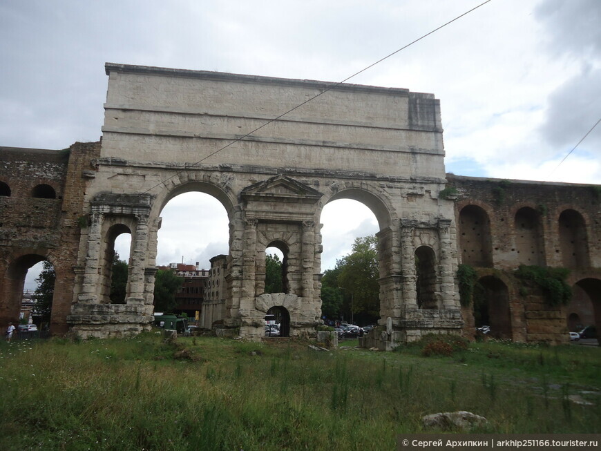 Крепостные стены и башни императора Аврелиана (3 век) в центре Рима