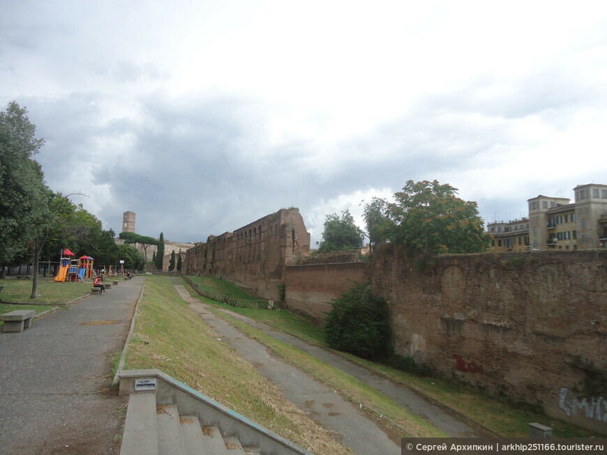 Крепостные стены и башни императора Аврелиана (3 век) в центре Рима