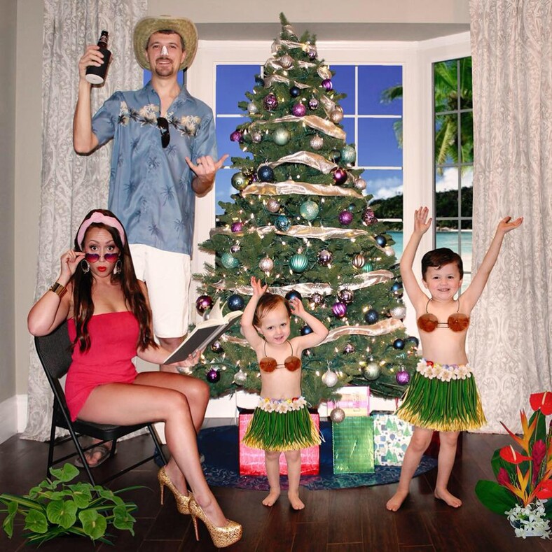 Нет - банальным семейным фото: эта семья научит делать смешные рождественские снимки