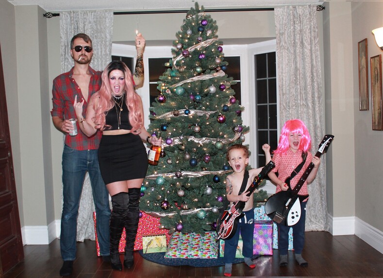 Нет - банальным семейным фото: эта семья научит делать смешные рождественские снимки