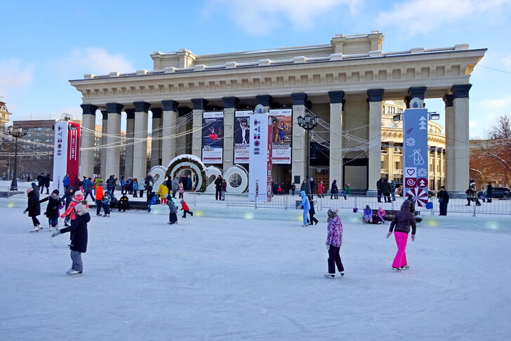 Каток на площади у Театра оперы и балета
