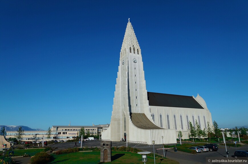 Это самый большой храм в Исландии, высотой 75 метров, но не самое высокое здание, как пишут многие, офисная и деловая башня в Kópavogur на три метра выше.