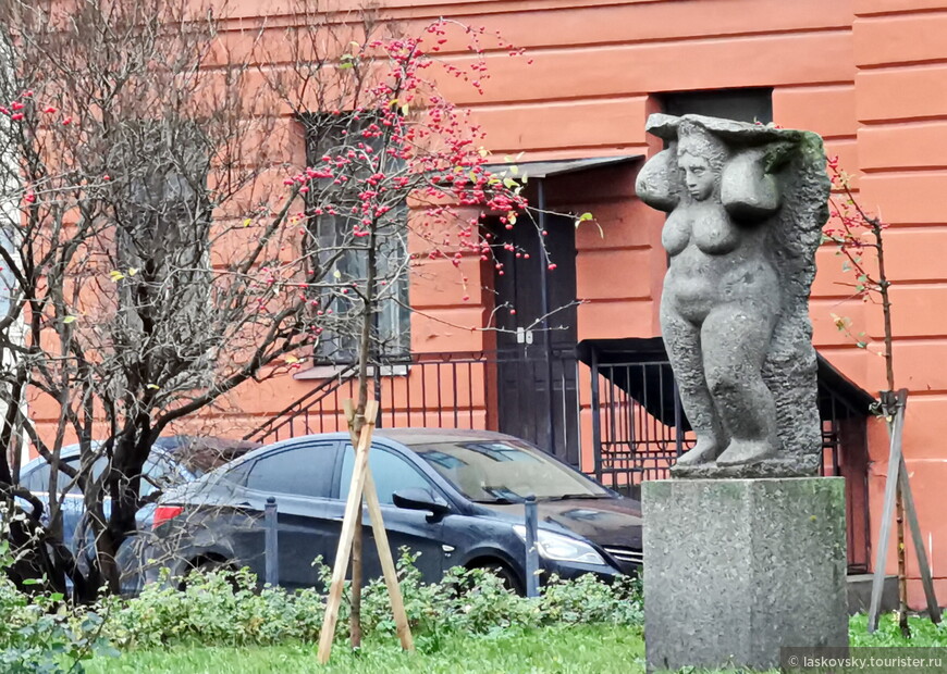 Выражение современного искусства, появившееся в последние годы, на Тульской улице рядом с Ярославской.