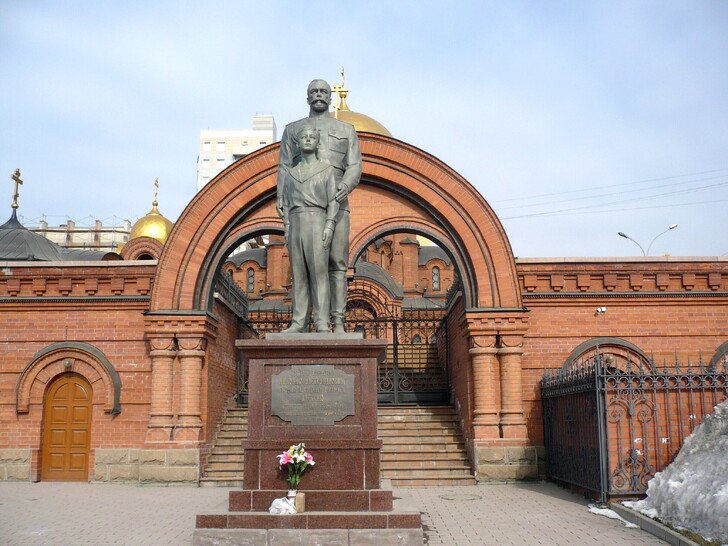 Памятник императору Николаю II и цесаревичу Алексею