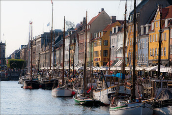 В ряде городов Дании закрывают бары, рестораны и театры 