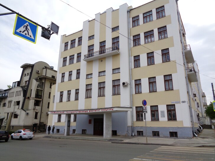 Здание института, вход в бункер Сталина - со двора