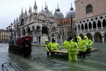 Венеция вновь страдает от наводнения  