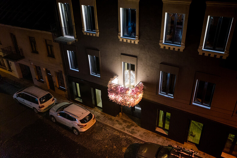 Рождество на балконах в карантинном Вильнюсе: 8 способов порадовать соседей в духе уходящего года