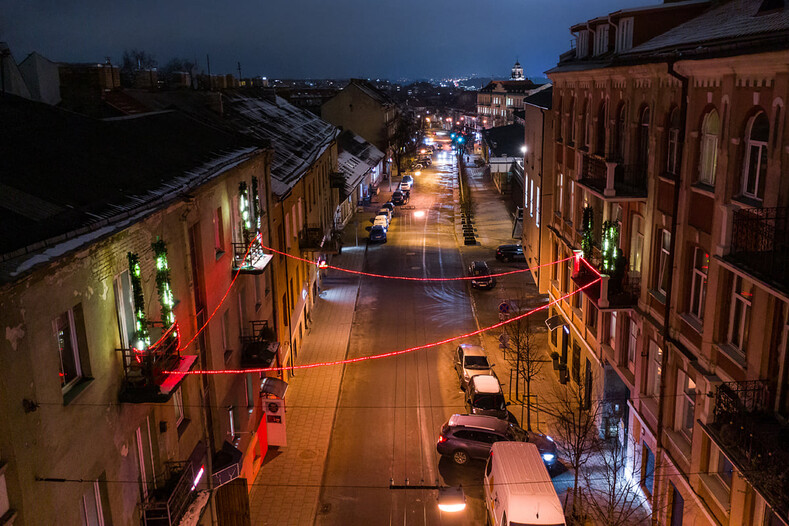 Рождество на балконах в карантинном Вильнюсе: 8 способов порадовать соседей в духе уходящего года