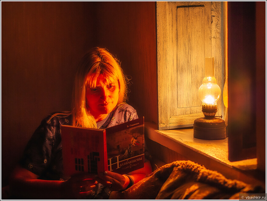 Аня читает при свете керосиновой лапмы