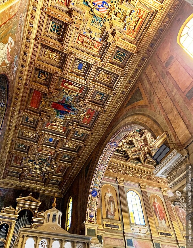Церковь Санта Мария ин Трастевере — одна из самых древних и шикарных базилик Рима с мозаиками 13 века