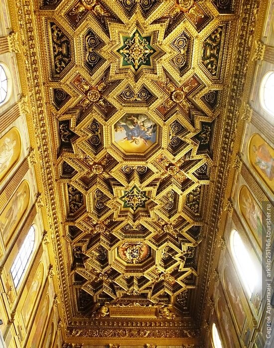 Церковь Санта Мария ин Трастевере — одна из самых древних и шикарных базилик Рима с мозаиками 13 века