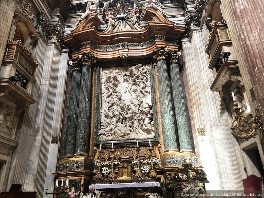 Базилика Святой Агнессы с выдающимися барельефами на площади Навона в Риме