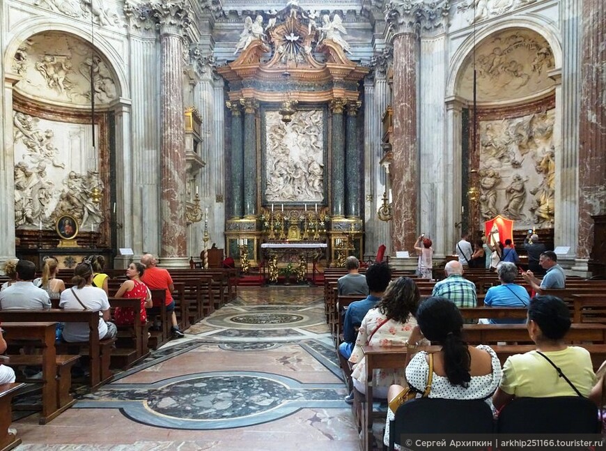 Базилика Святой Агнессы с выдающимися барельефами на площади Навона в Риме